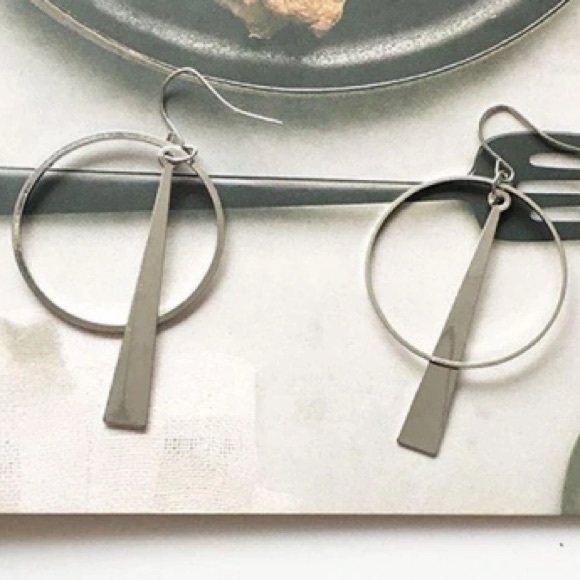 NEW!💙💎MODERN MINIMALIST DROP BAR HOOP💎💙SILVERY - Picture 5 of 6